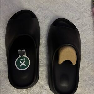 Black Yeezy Slides